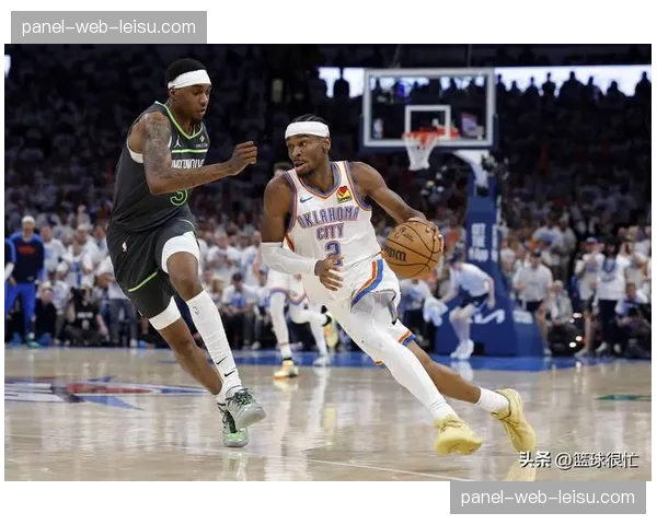 瞬间特写：爱德华兹突破分球助队友底角三分绝杀后振臂怒吼