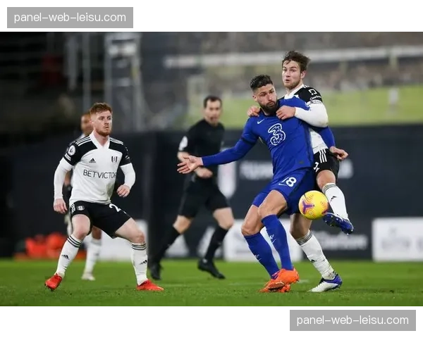 富勒姆主场“农夫”吉祥物中场休息时与球迷互动不慎摔倒