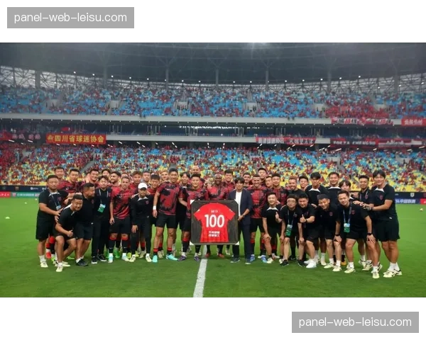 成都蓉城球员庆祝进球，凤凰山球场气氛达到高潮